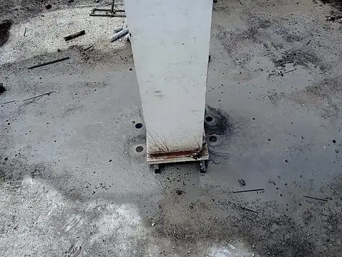 Base de columna instalada sobre placa de anclaje en obra