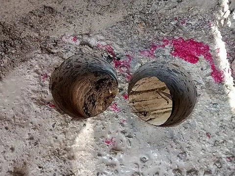 Detalle de perforaciones marcadas para anclaje en obra